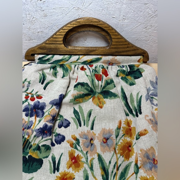 Floral Carpet Bags of America HandBag with Wooden Handles - Picture 3 of 10